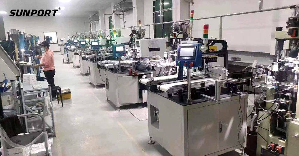 长沙尊龙抖圈官网智能为陶瓷企业客户安装调试坯体装钵机